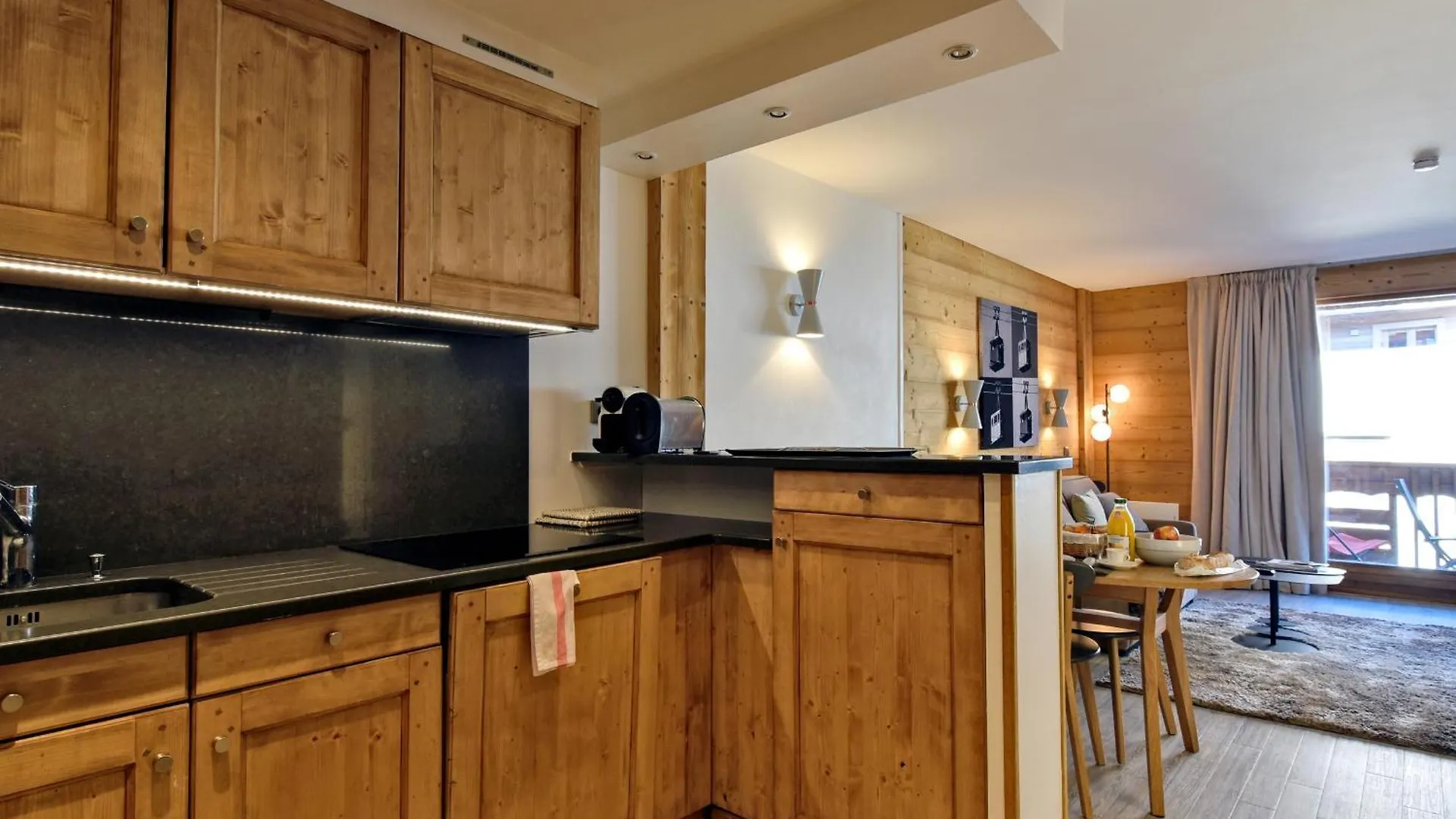 Luxueux Appartement 2 Chambres Au Coeur De Courchevel 1850, Balcon, Parking Et Services Inclus - Fr-1-613A-7 דירה